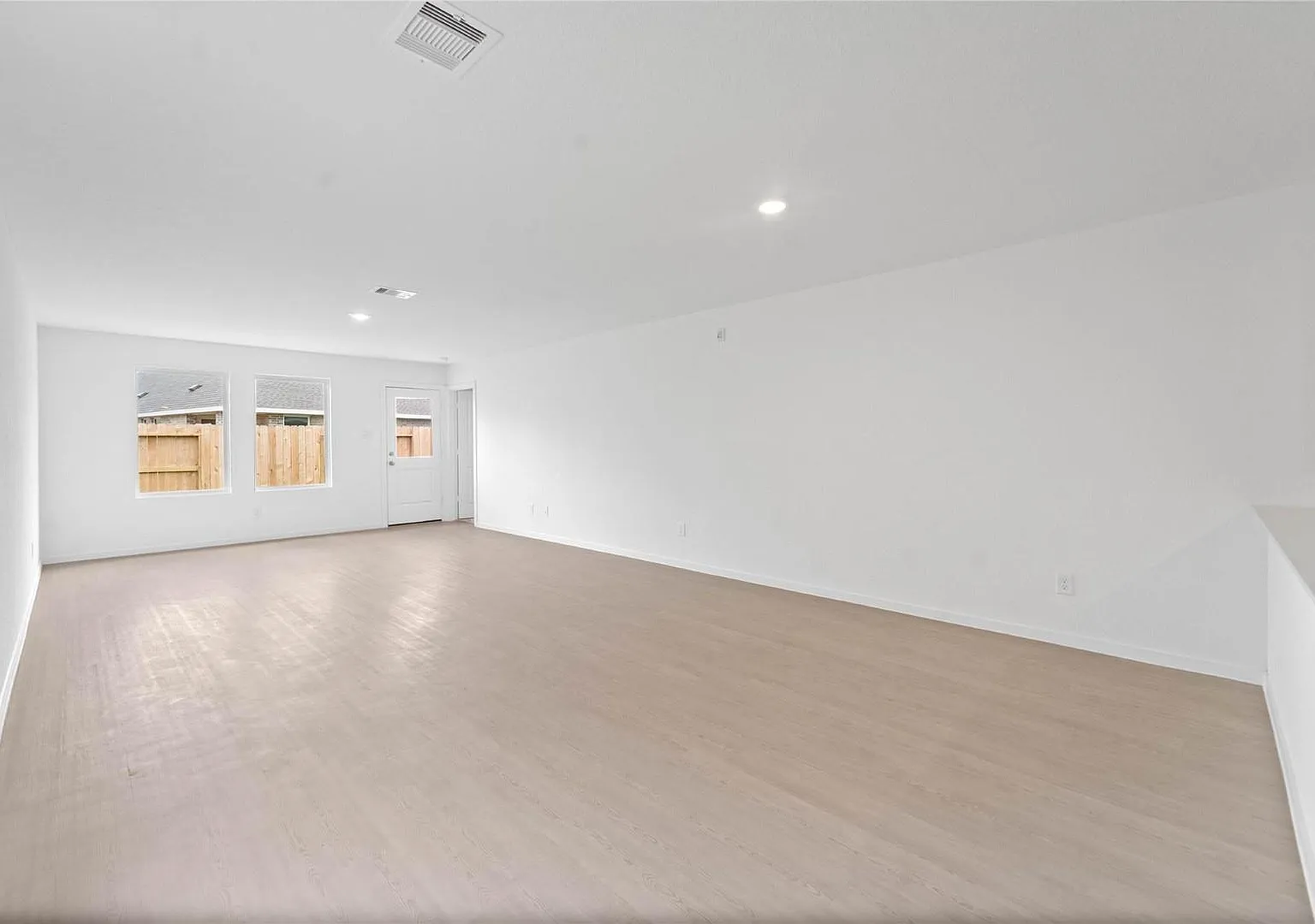 4 bed, 2.0 bath, 1690 sqft, $1,900 — Photo 4
