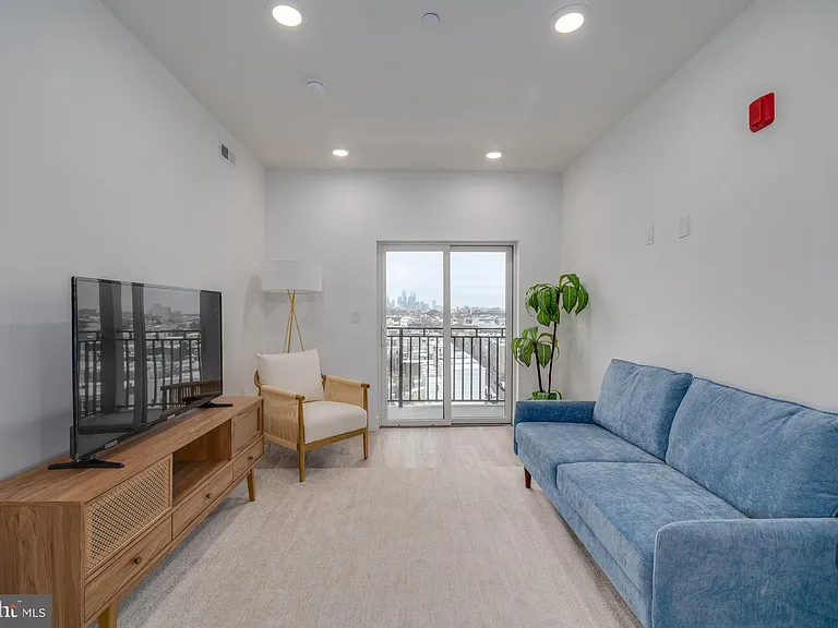 2400 E Huntingdon St #18-204 — Photo 2