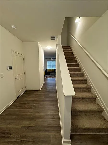 3 bed, 2.5 bath, 1421 sqft, $2,100 — Photo 2