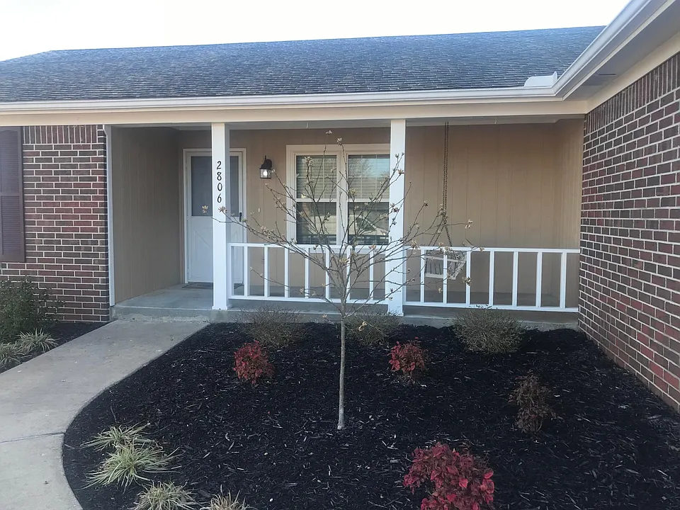 2806 W Bishop Dr