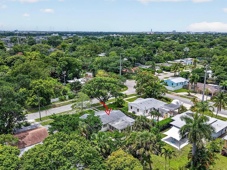841 SW 18th Ct — Photo 3