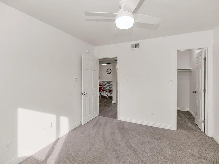 Urban Walk Apartments — Photo 8