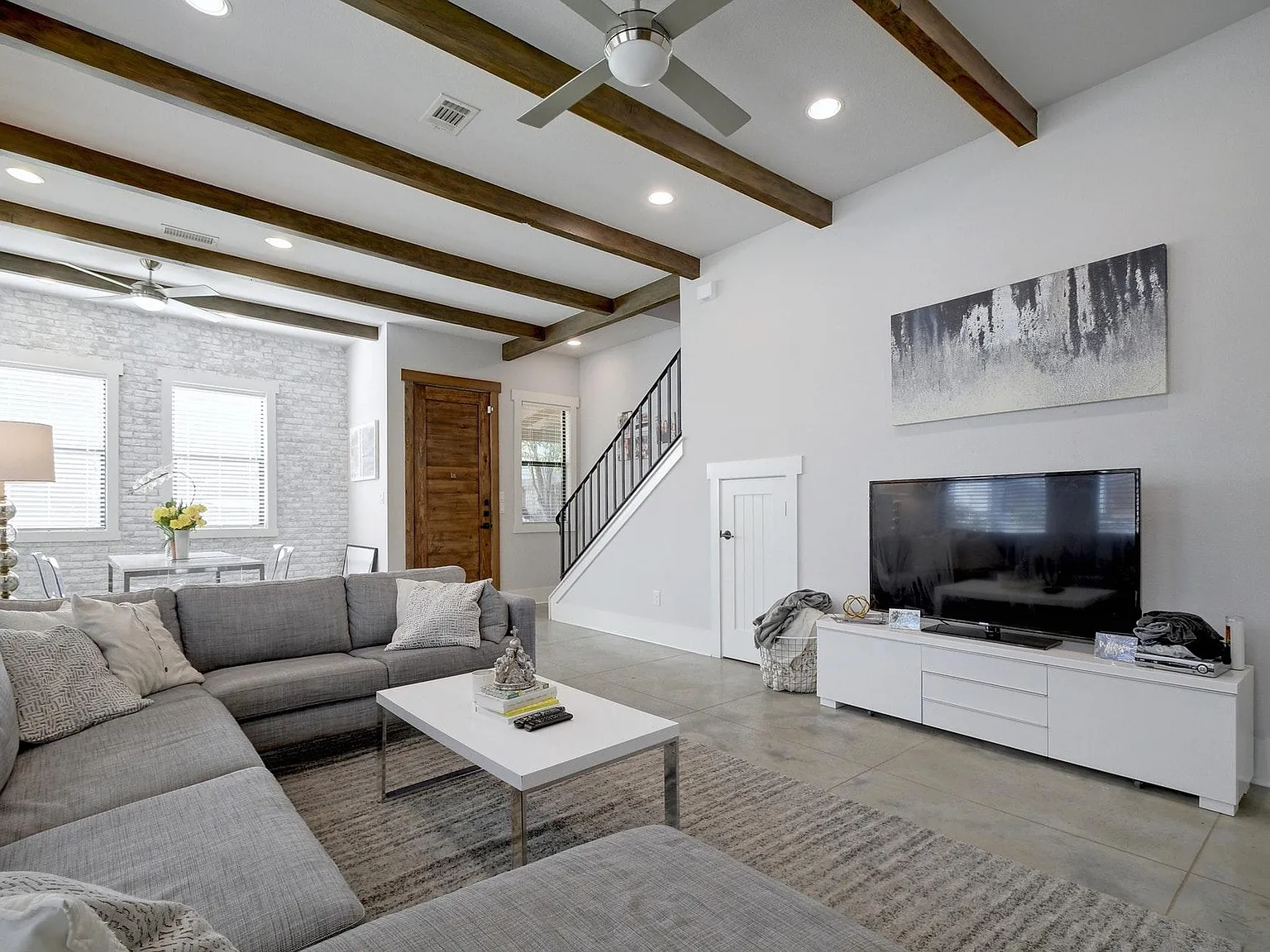 3 bed, 2.5 bath, 2196 sqft, $7,200 — Photo 3