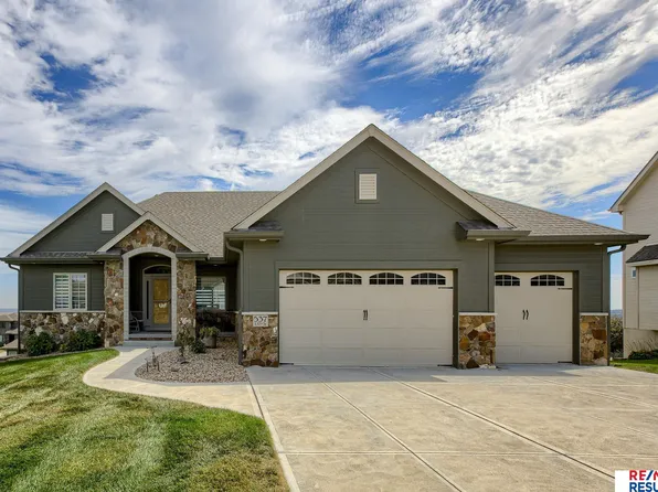 537 S 17th St, Fort Calhoun, NE 68023