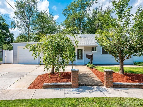 9 Regent Ct, Edison, NJ 08817