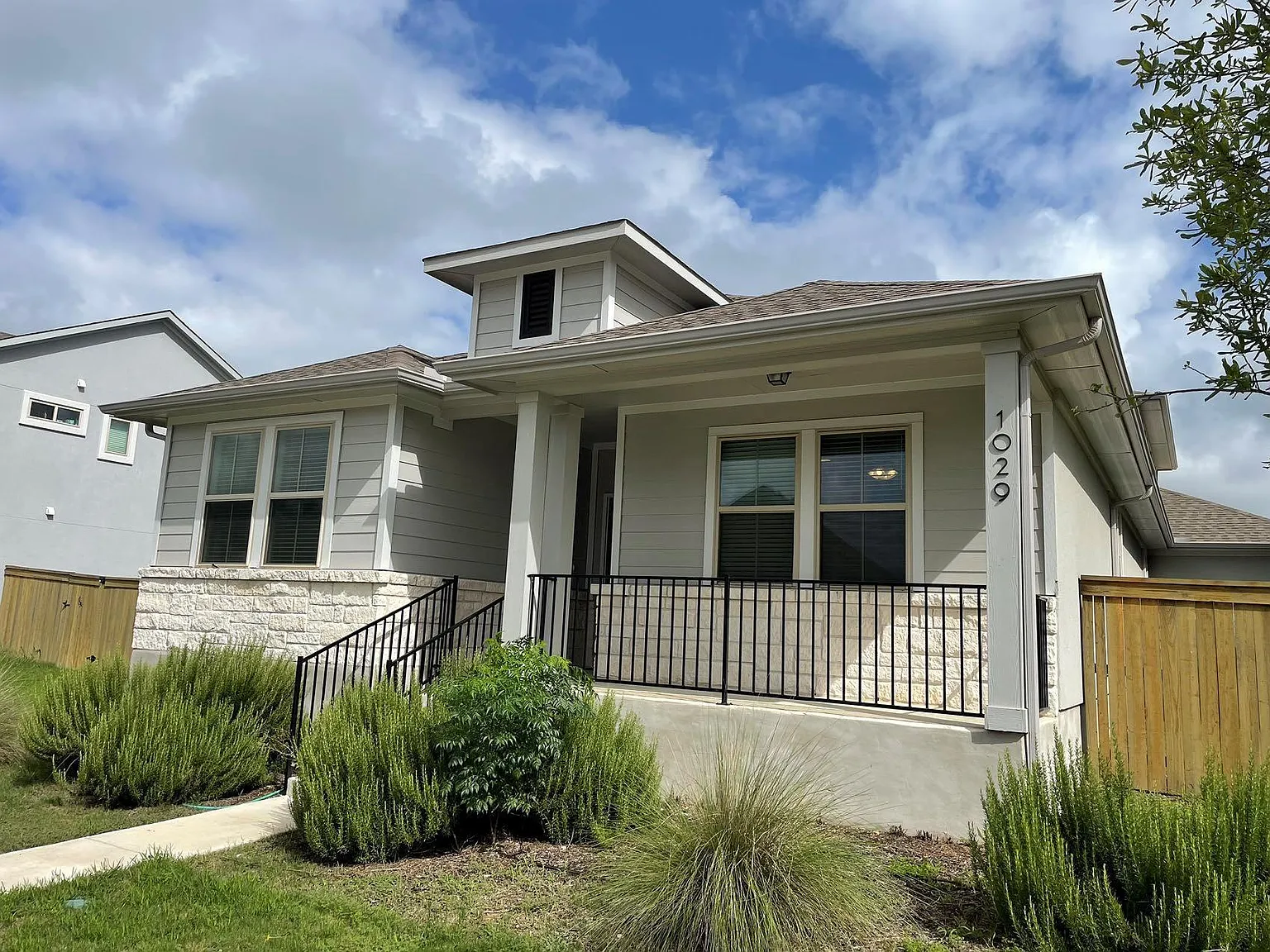 4 bed, 3.0 bath, 2011 sqft, $2,195 — Photo 1