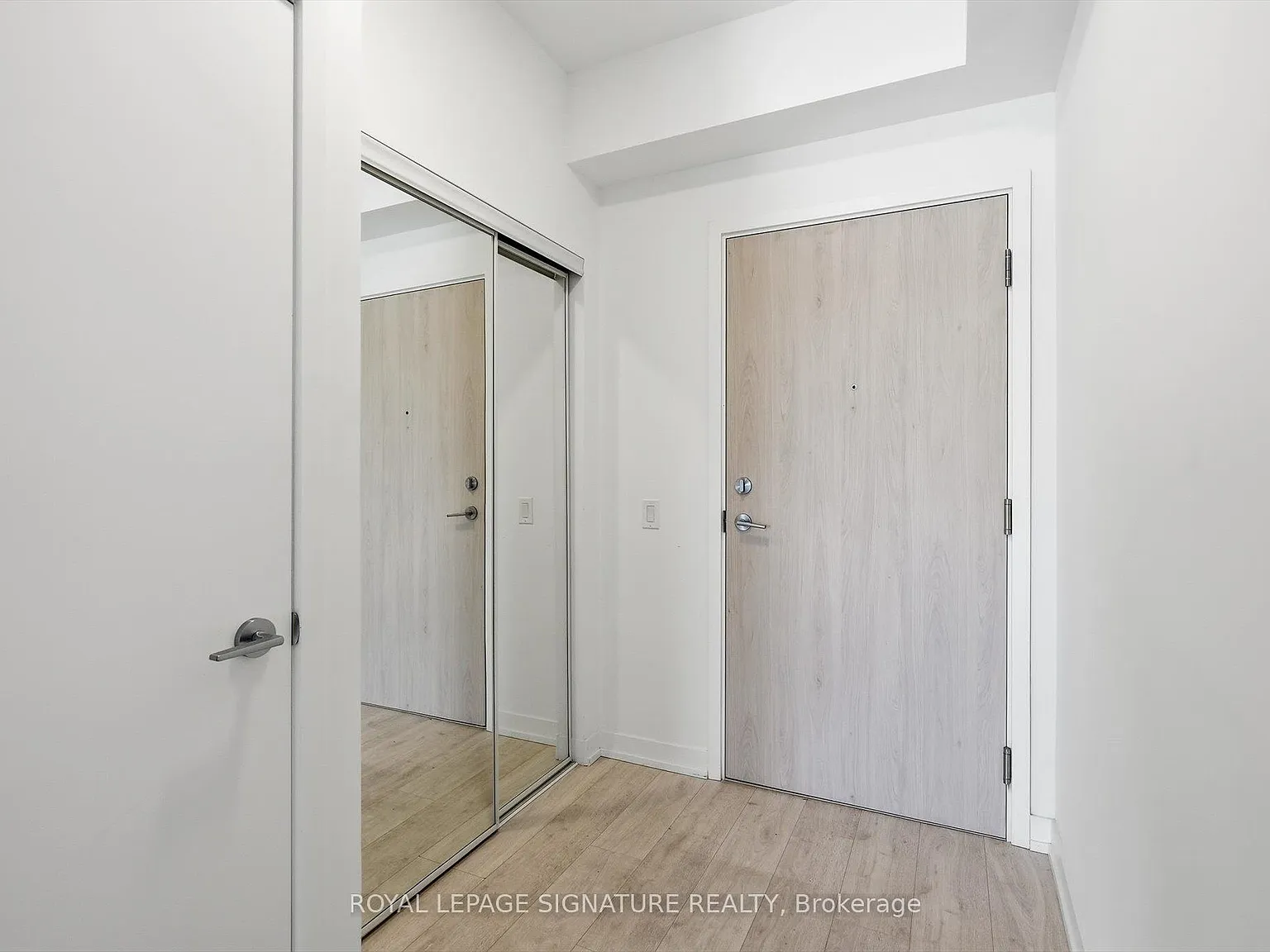 181 East Condos — Photo 2