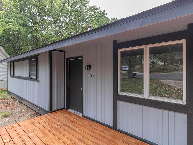 5714 N Maple Ct — Photo 2