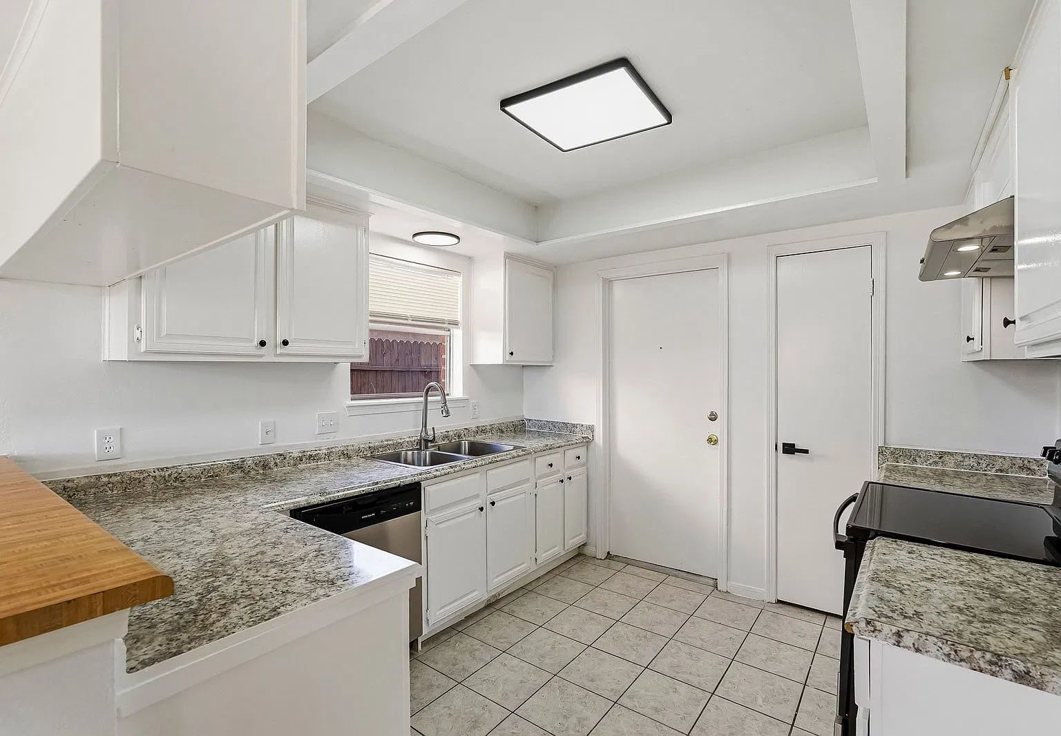 3 bed, 2.0 bath, 1383 sqft, $1,749 — Photo 3
