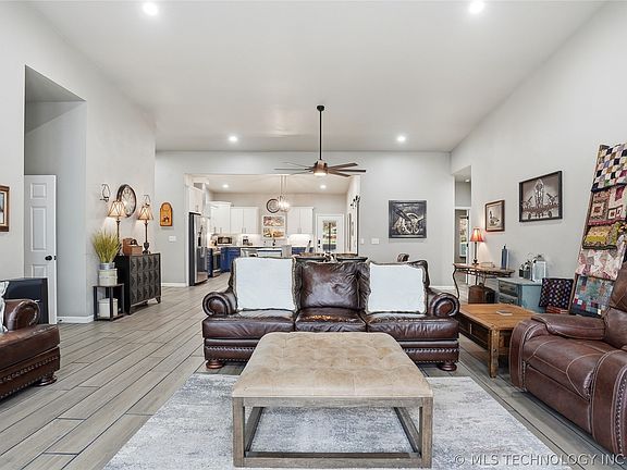 3rd image of 2804 W Ridgeway Ln