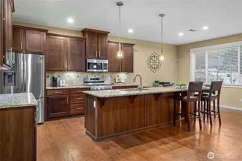 5 bed, 3060 sqft, $4,399 — Photo 3