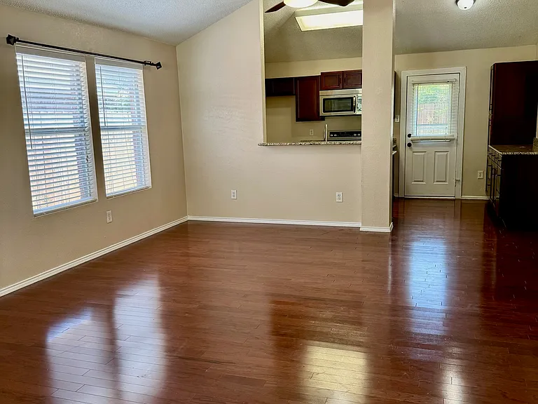 810 Wilmor Ct — Photo 3