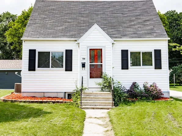 709 13th St N, Moorhead, MN 56560