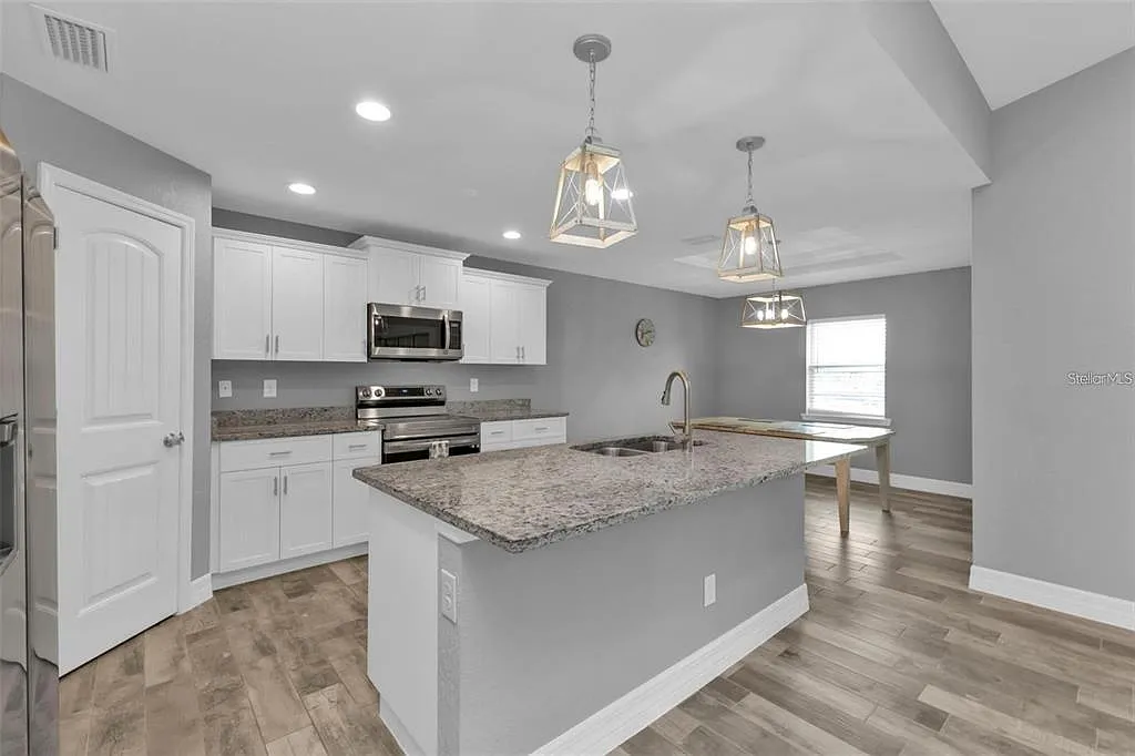 3 bed, 2.0 bath, 1798 sqft, $2,600 — Photo 3