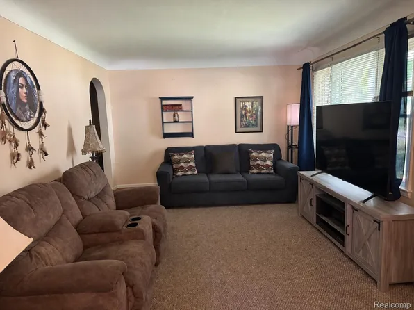 574 Wilson Ave, Mount Morris, MI 48458