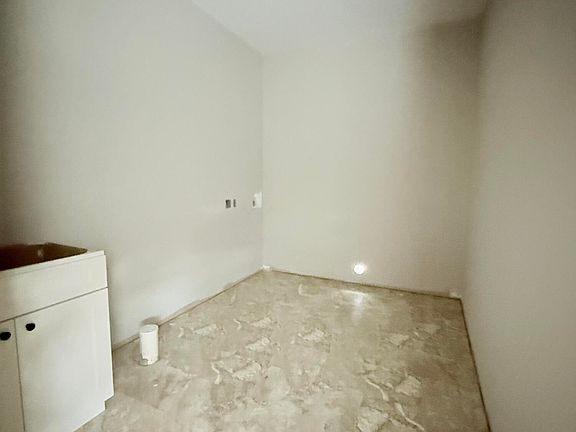 4th image of 250 Lombardy St