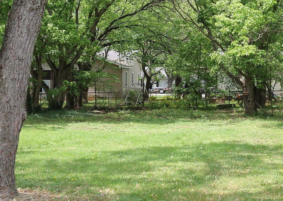2nd image of 165 N Oneal Ave