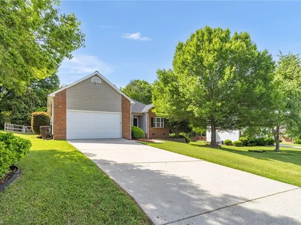 4130 Birchgarden Dr, High Point, NC 27265