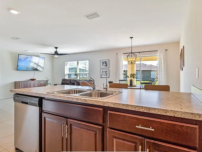 822 NE 44th Ln — Photo 6