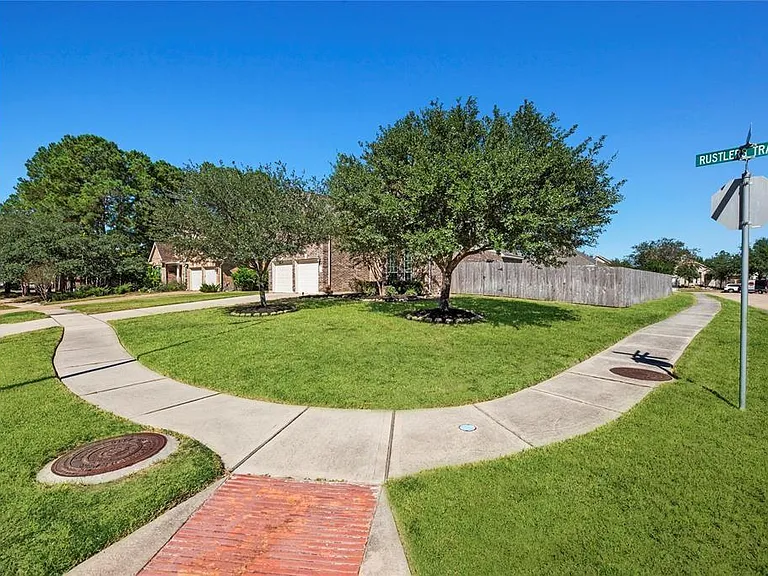 16026 Rustlers Trail Ln — Photo 3