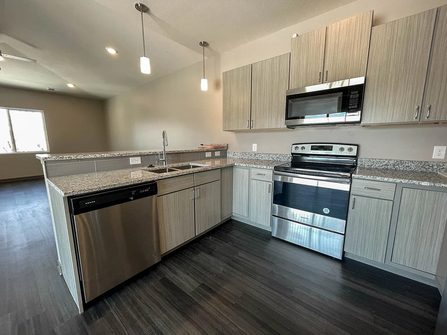 1 bed, 898 sqft, $1,365 — Photo 4