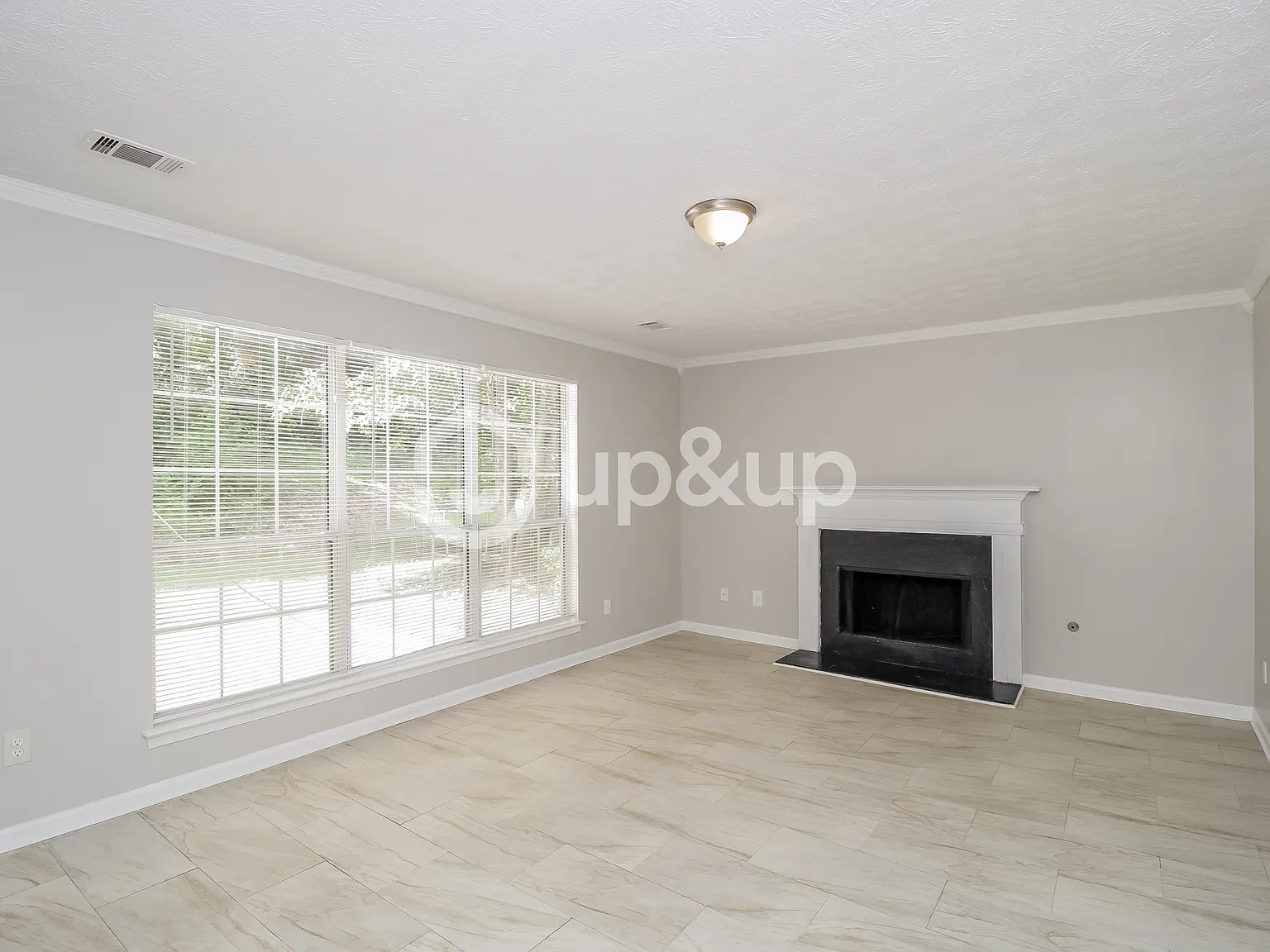 4 bed, 2.5 bath, 2294 sqft, $2,110 — Photo 2