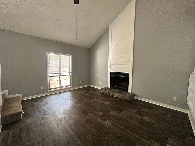 6466 Kelmscot Ct — Photo 4