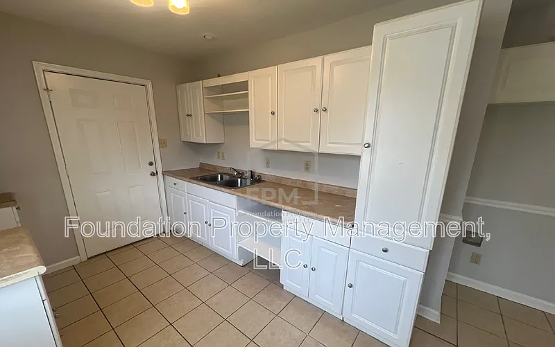 3 bed, 1.0 bath, 867 sqft, $1,100 — Photo 3