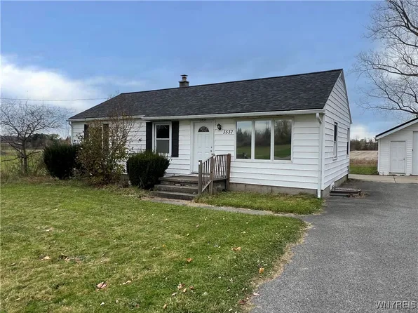 3537 Saunders Settlement Rd, Sanborn, NY 14132