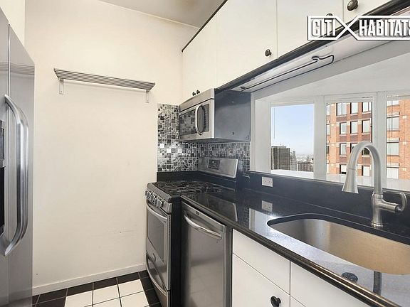 3rd image of 150-156 W 56th St APT 5303