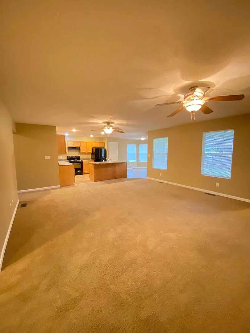 Open Concept 4 Bedroom Home & Pets Welcome — Photo 4