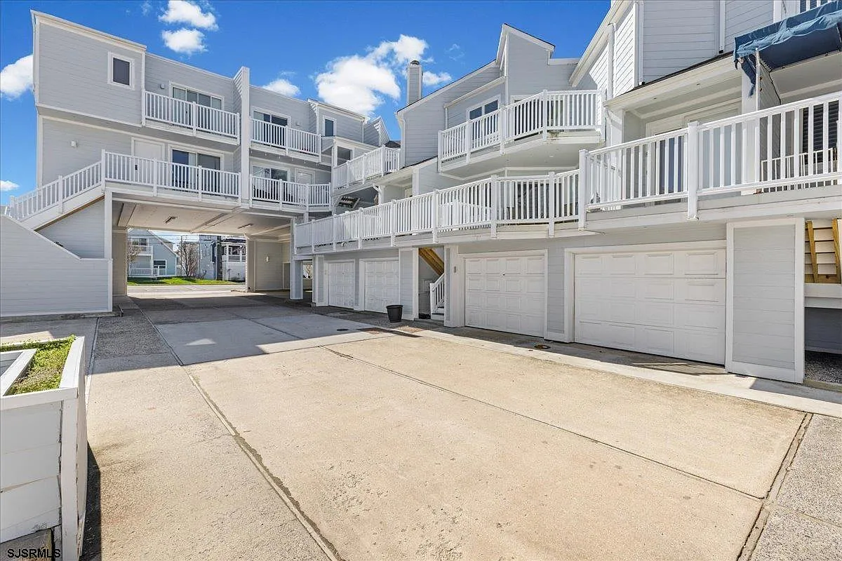 1128 Bay Ave #5-C5 photo 1