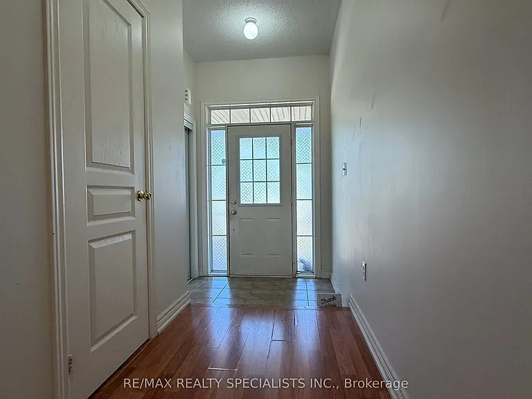3273 Stoney Cres — Photo 4