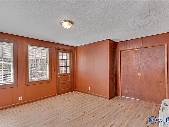 3rd image of 698 Mountainview Rd NE