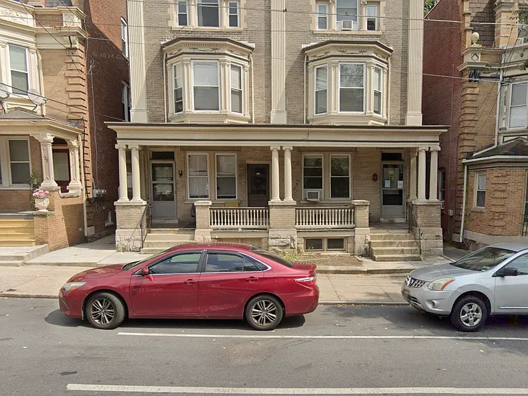 135 College Ave — Photo 2