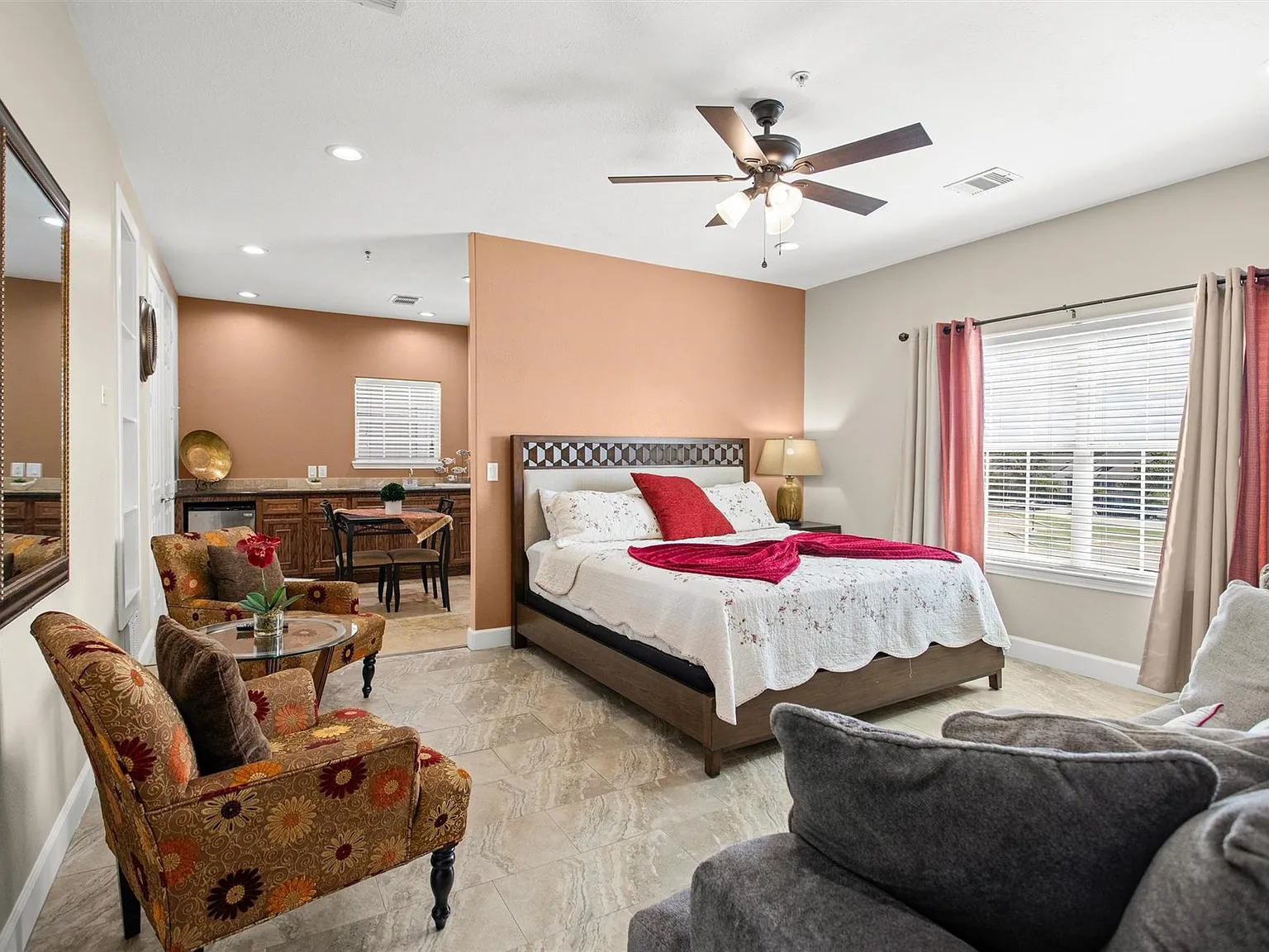 3 bed, 2.0 bath, 1822 sqft, $2,400 — Photo 3