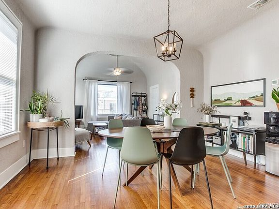 5th image of 814 W Gramercy Pl