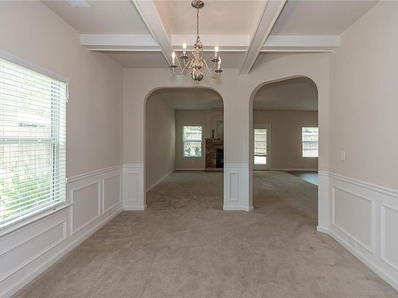 5th image of 305 Irish Ln