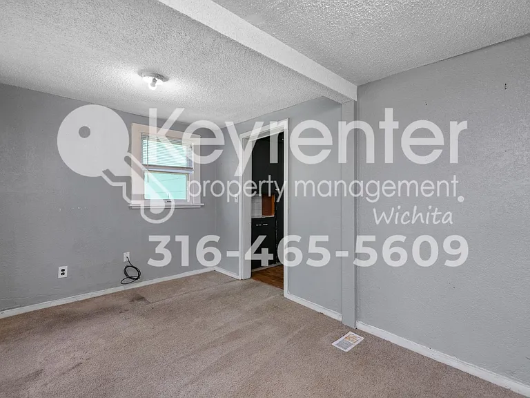 325 N Tracy St — Photo 21