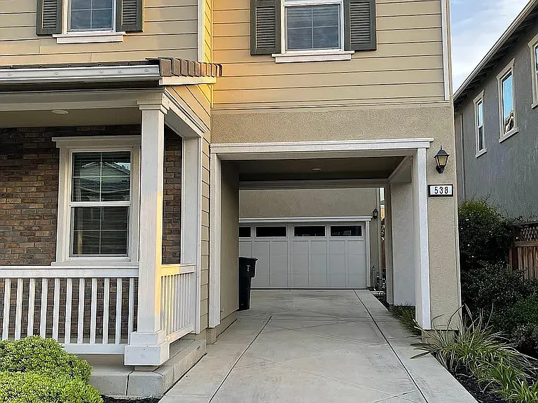 5 bed, 2217 sqft, $3,250 — Photo 2