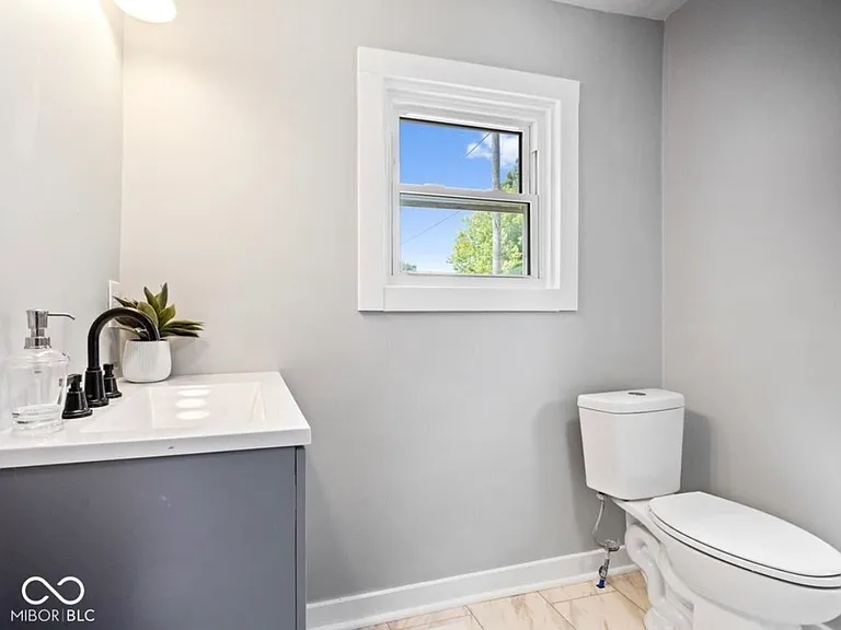1302 Laurel St — Photo 3