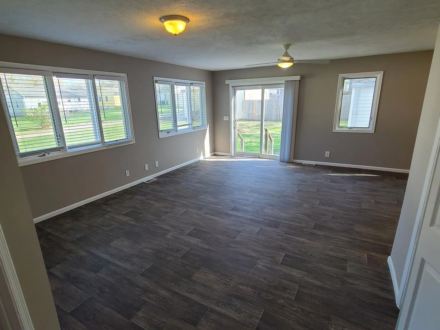 5 bed, 2.5 bath, 2025 sqft, $2,600 — Photo 2