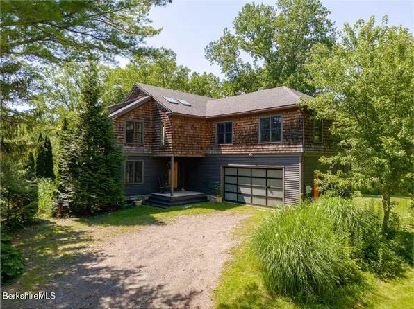 2 Goodrich St, Stockbridge, MA 01262