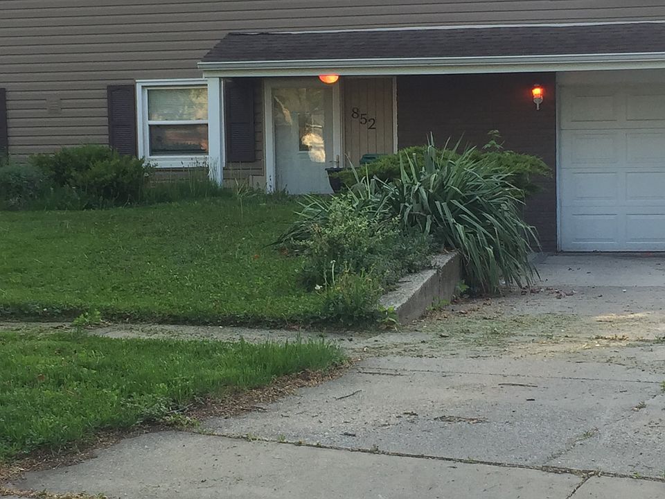 1st image of 852 W 72nd Ct
