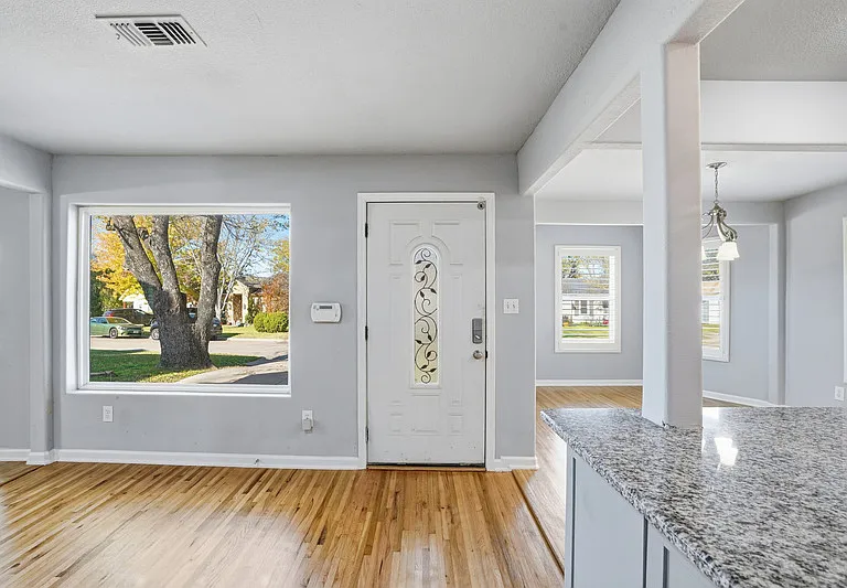 2933 S Hills Ave — Photo 5