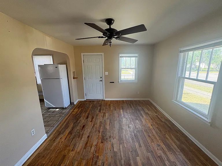 504 Howard Ave — Photo 5