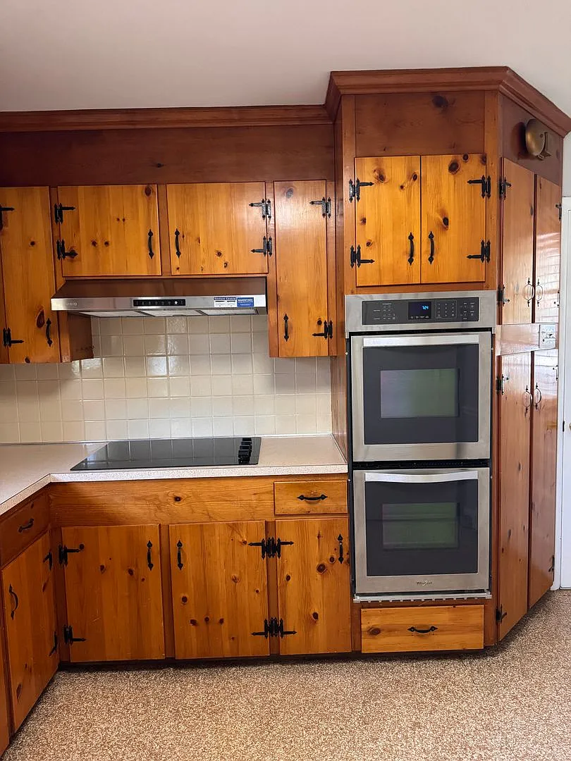3 Bedroom || 2.5 Bathroom - Single Family Home with Basement — Photo 3