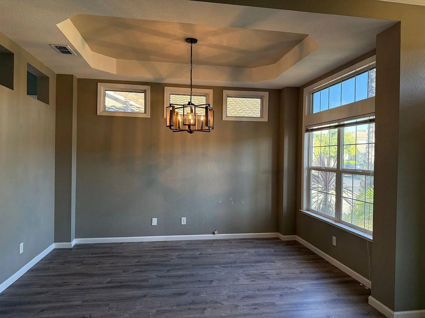 Spectacular 4/2 Elk Grove W/Salt Water Pool! (Please Read Ad For Showing Requirements)! — Photo 3
