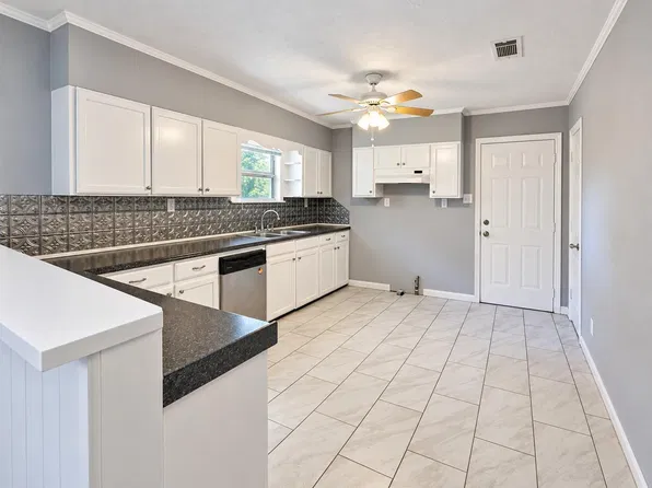 8767 Cloverdale St, Beaumont, TX 77705