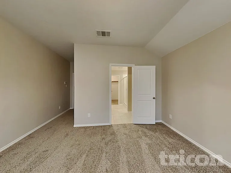3323 Hawkins Dr — Photo 5